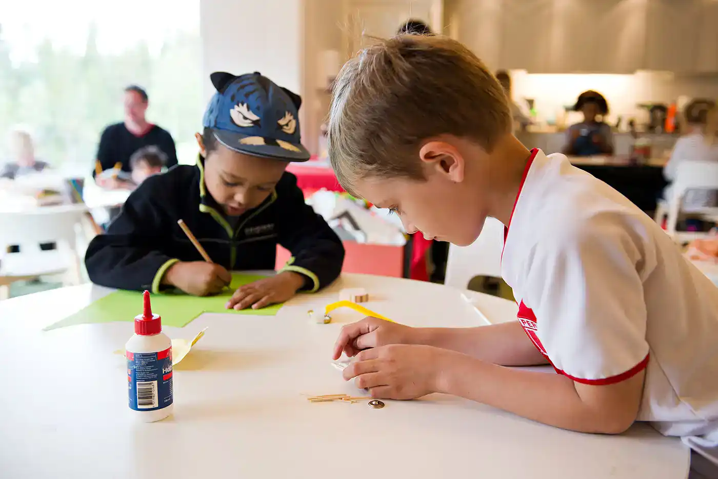 Barn Som Ritar Och Klistrar